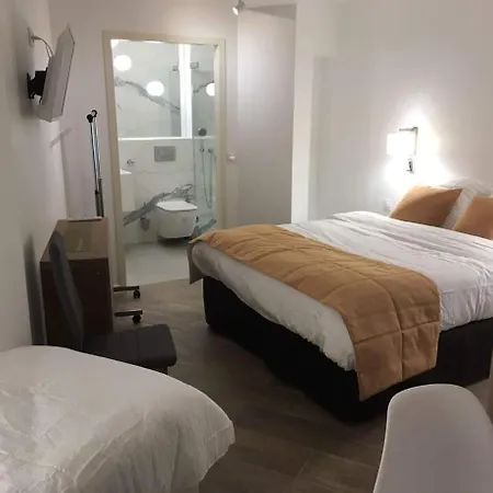 Hotel Ferney République Parigi