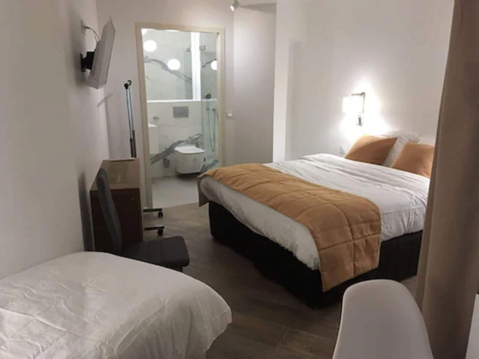 Hotel Ferney République Parigi